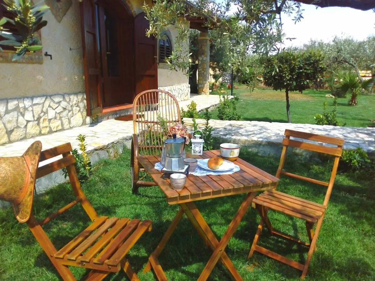 بيت خشبي فيلا Casa Vacanze 'Al Giardino Degli Ulivi' مارينيلا دي سيلينونتي